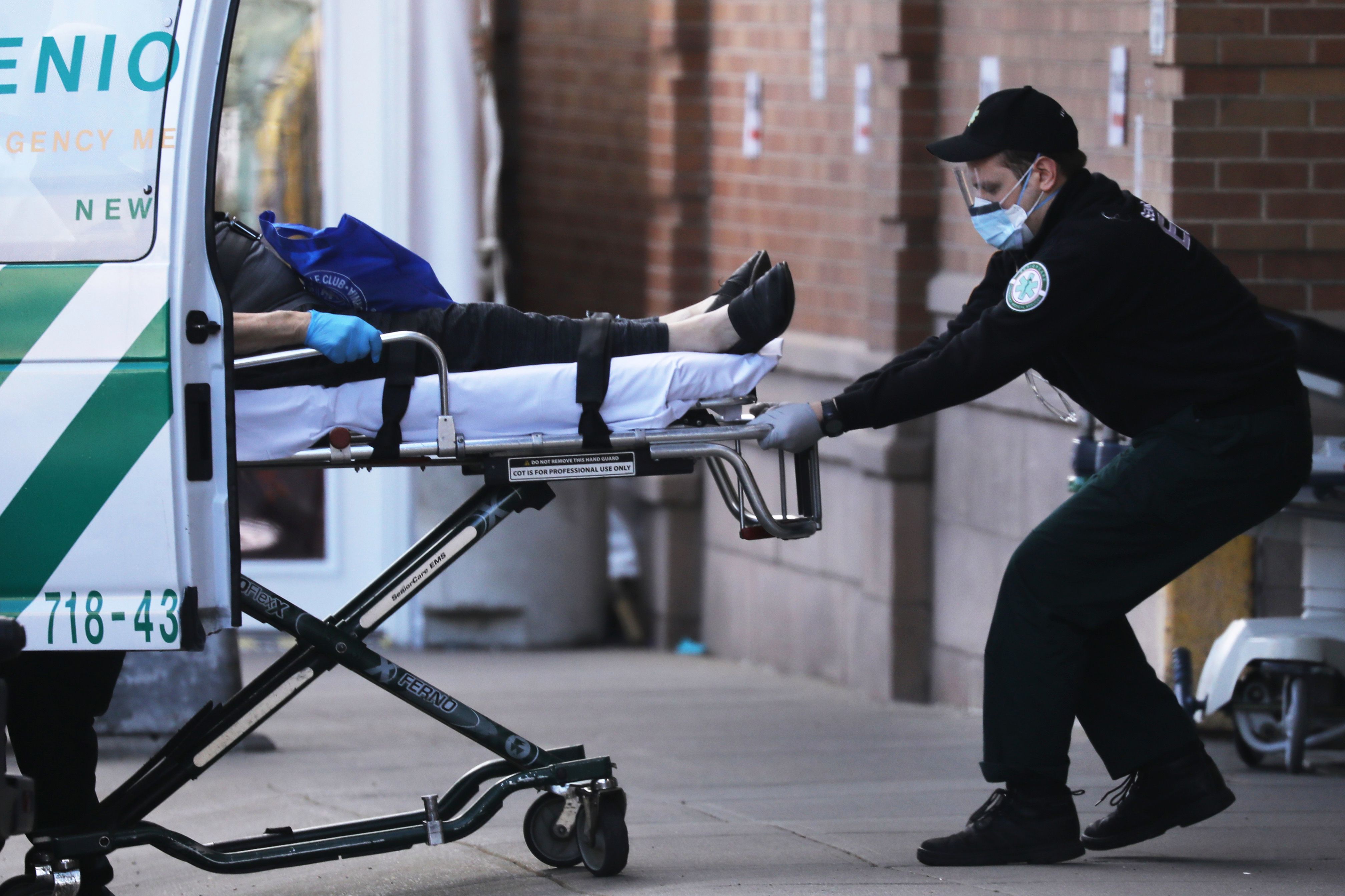 A patient is transferred at Maimonides Medical Center in Brooklyn, New York. "Srcset =" https://laopinion.com/wp-content/uploads/sites/3/2020/04/GettyImages-1220227583.jpg 4032w, https: //laopinion.com/wp-content/uploads/sites/3/2020/04/GettyImages-1220227583.jpg?resize=150,100 150w, https://laopinion.com/wp-content/uploads/sites/3/2020 /04/GettyImages-1220227583.jpg?resize=300,200 300w, https://laopinion.com/wp-content/uploads/sites/3/2020/04/GettyImages-1220227583.jpg?resize=768,512 768w, https: / /laopinion.com/wp-content/uploads/sites/3/2020/04/GettyImages-1220227583.jpg?resize=1024,683 1024w, https://laopinion.com/wp-content/uploads/sites/3/ 2020/04 / GettyImages-1220227583.jpg? Resize = 1536,1024 1536w, https://laopinion.com/wp-content/uploads/sites/3/2020/04/GettyImages-1220227583.jpg?resize=2048,1365 2048w, https://laopinion.com/wp-content/uploads/sites/3/2020/04/GettyImages-1220227583.jpg?resize=552,368 552w, https://laopinion.com/wp-content/uploads/sites / 3/2020/04 / GettyImages-12202 27583.jpg? Resize = 1200,800 1200w, https://laopinion.com/wp-content/uploads/sites/3/2020/04/GettyImages-1220227583.jpg?resize=50,33 50w "sizes =" ( max-width: 940px) 100vw, 940px