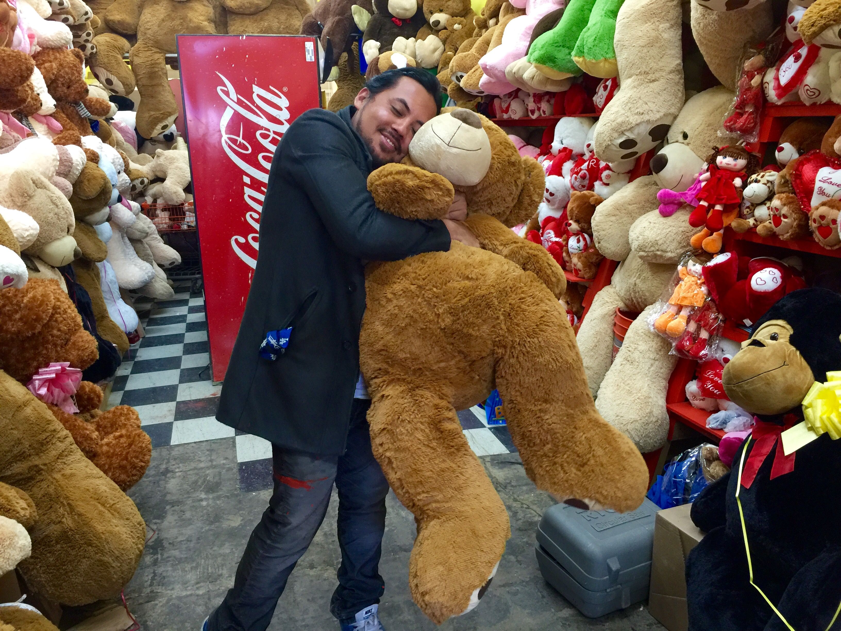 Joshua Montalvo is happy to have opened a giant teddy bear business in South Los Angeles to start giving a positive image to the area where he lives. (Araceli Martinez / La Opinion).