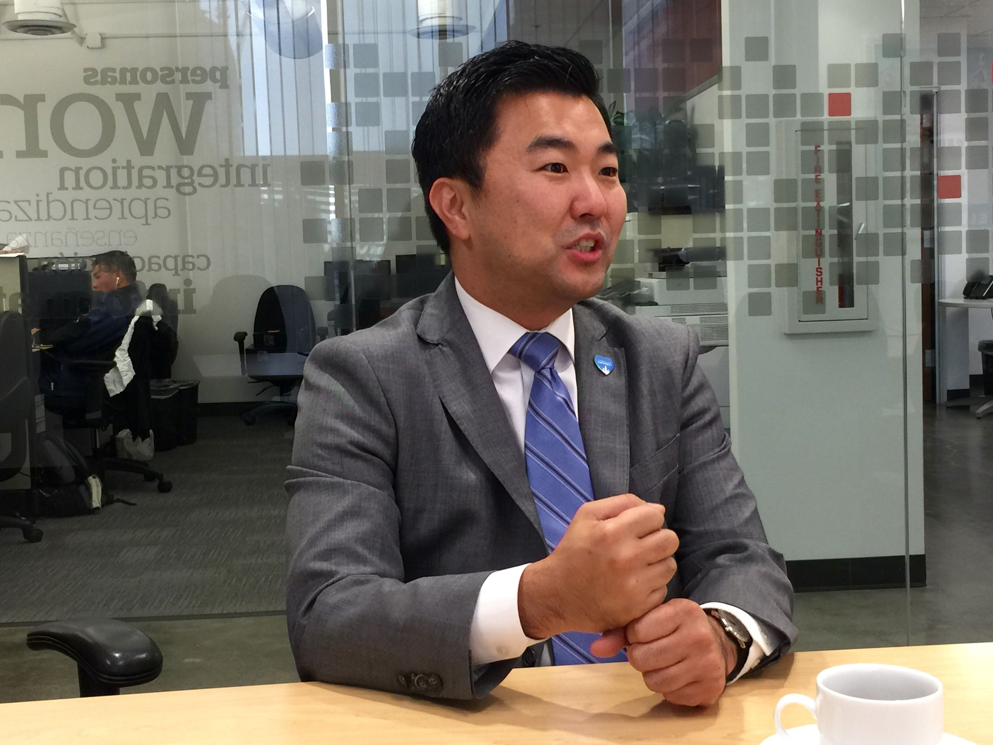 During a visit to La Opinion, Councilor David Ryu spoke about his proposal to create a savings account program so that parents can save for their children's education from the time they are in kindergarten.  (Araceli Martínez / La Opinion).