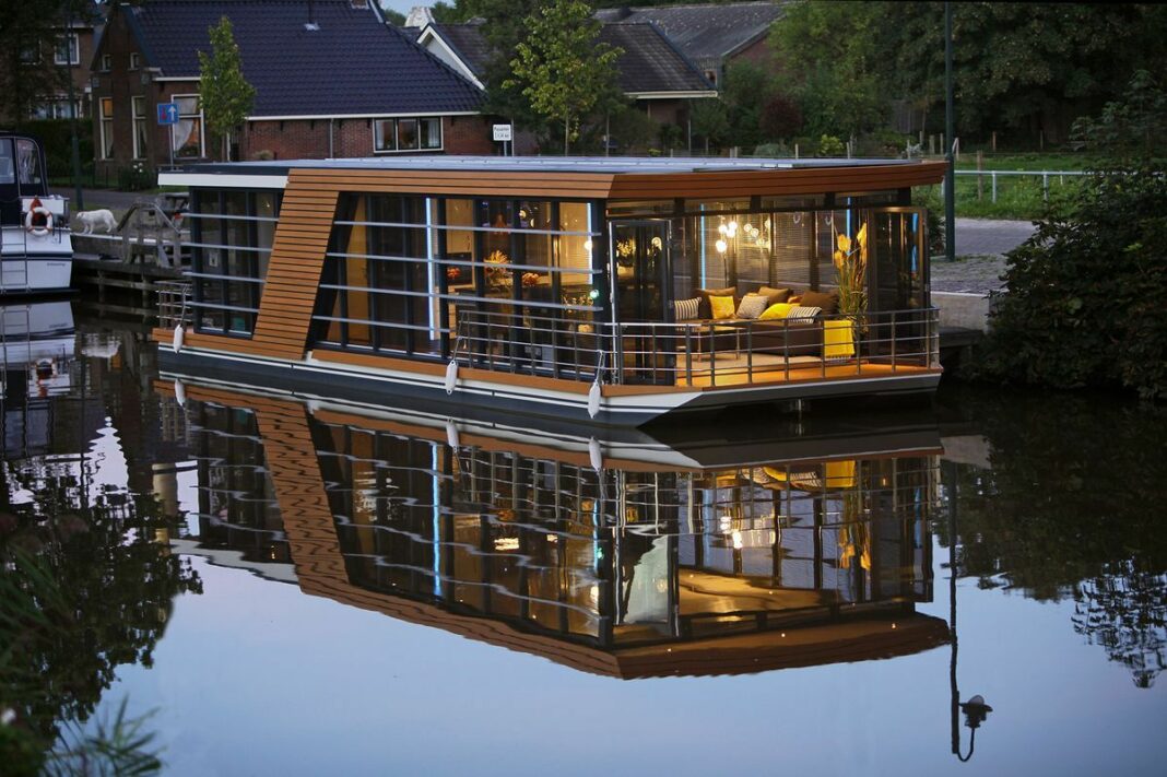Are houseboats cold in winter?