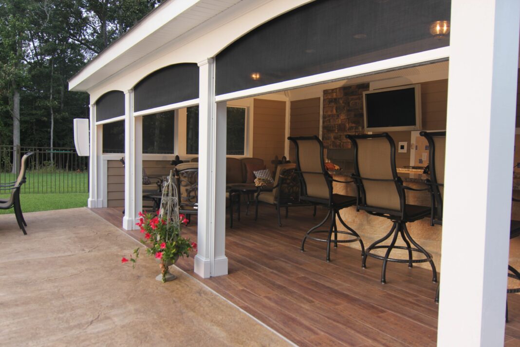 How much does it cost to build a 12x12 screened-in porch?