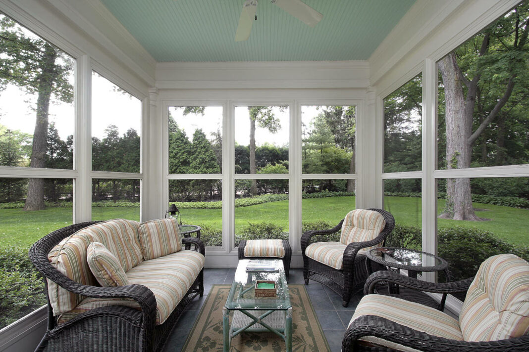 How much does it cost to build a 16x16 screened-in porch?