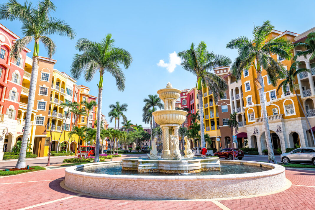 Is Naples Florida a rich area?