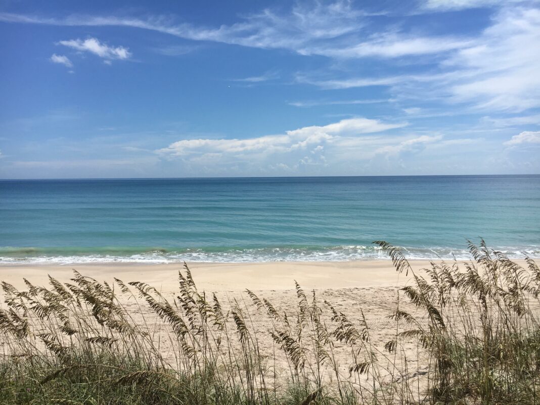 What are the pros and cons of living in Melbourne Florida?