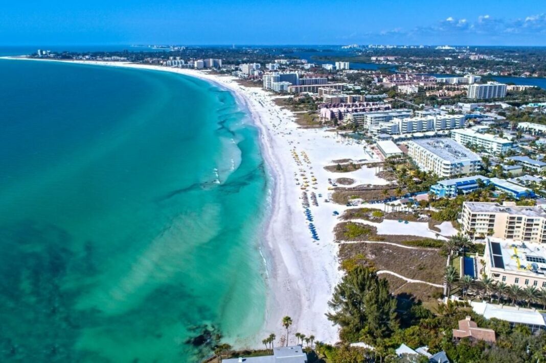 Which beach is better Siesta Key or Sarasota Beach?