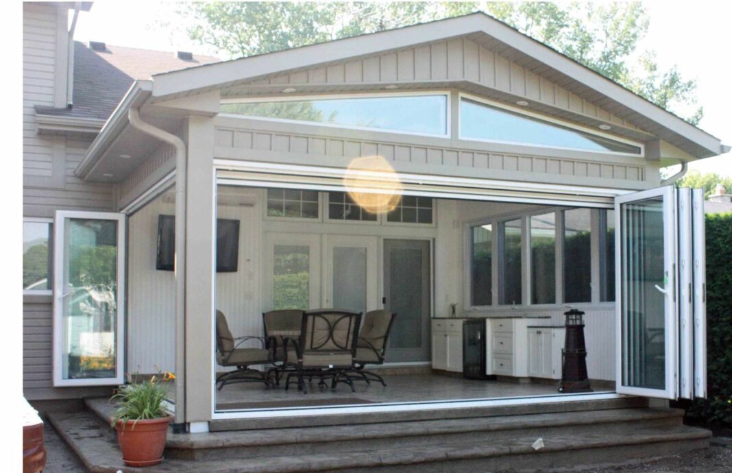 Which is better screened-in porch or sunroom?